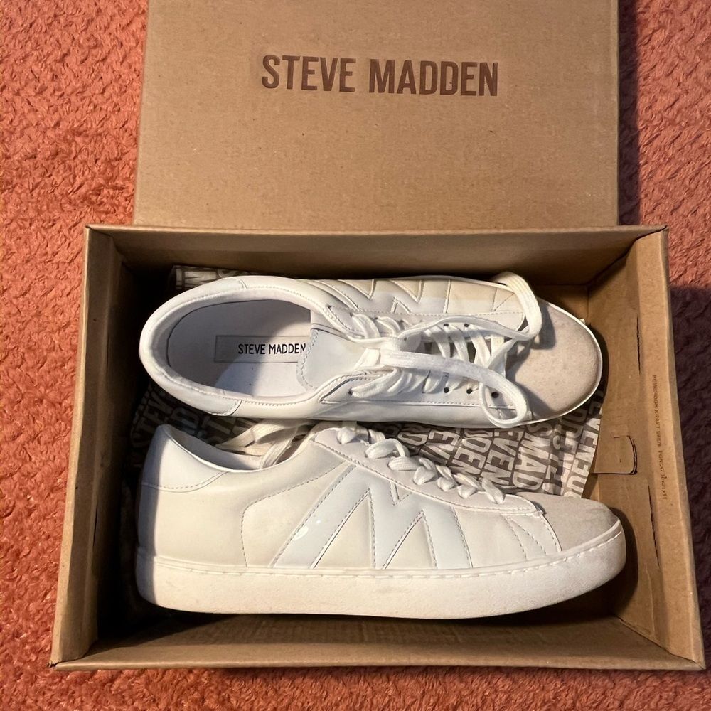 Steve Madden White and Silver Sneakers with Minimalist Design SZ 9 In Box Shoes
